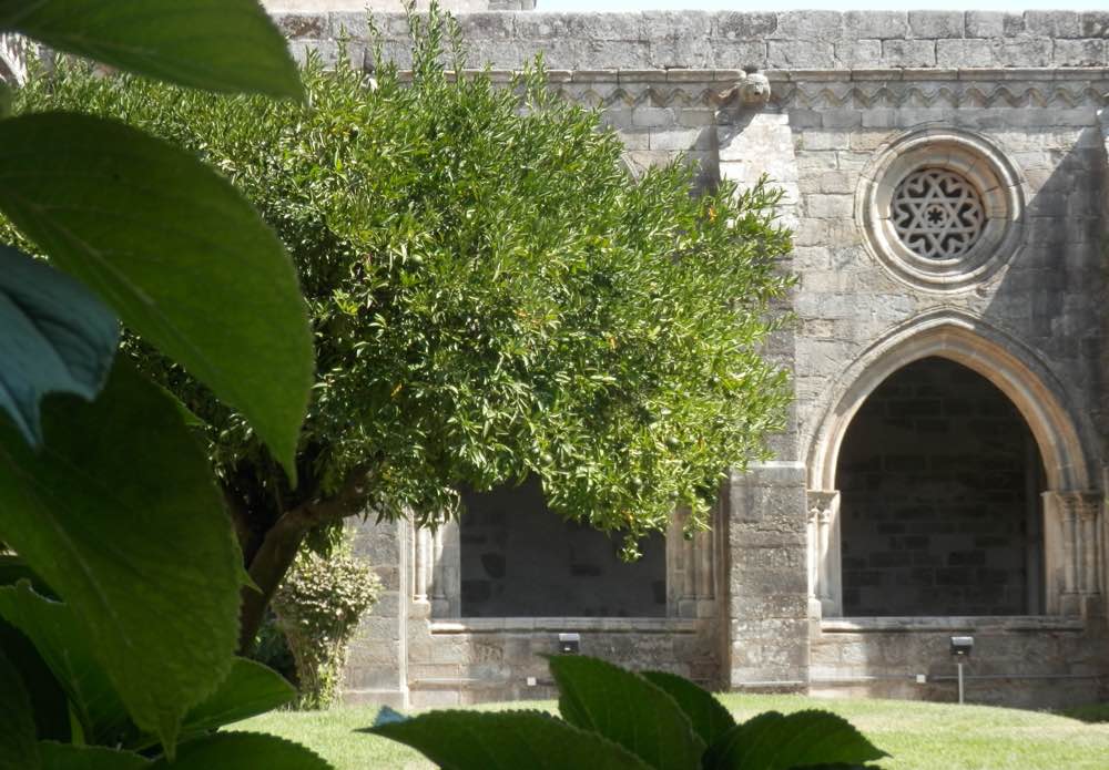 claustro catedral evora portugal