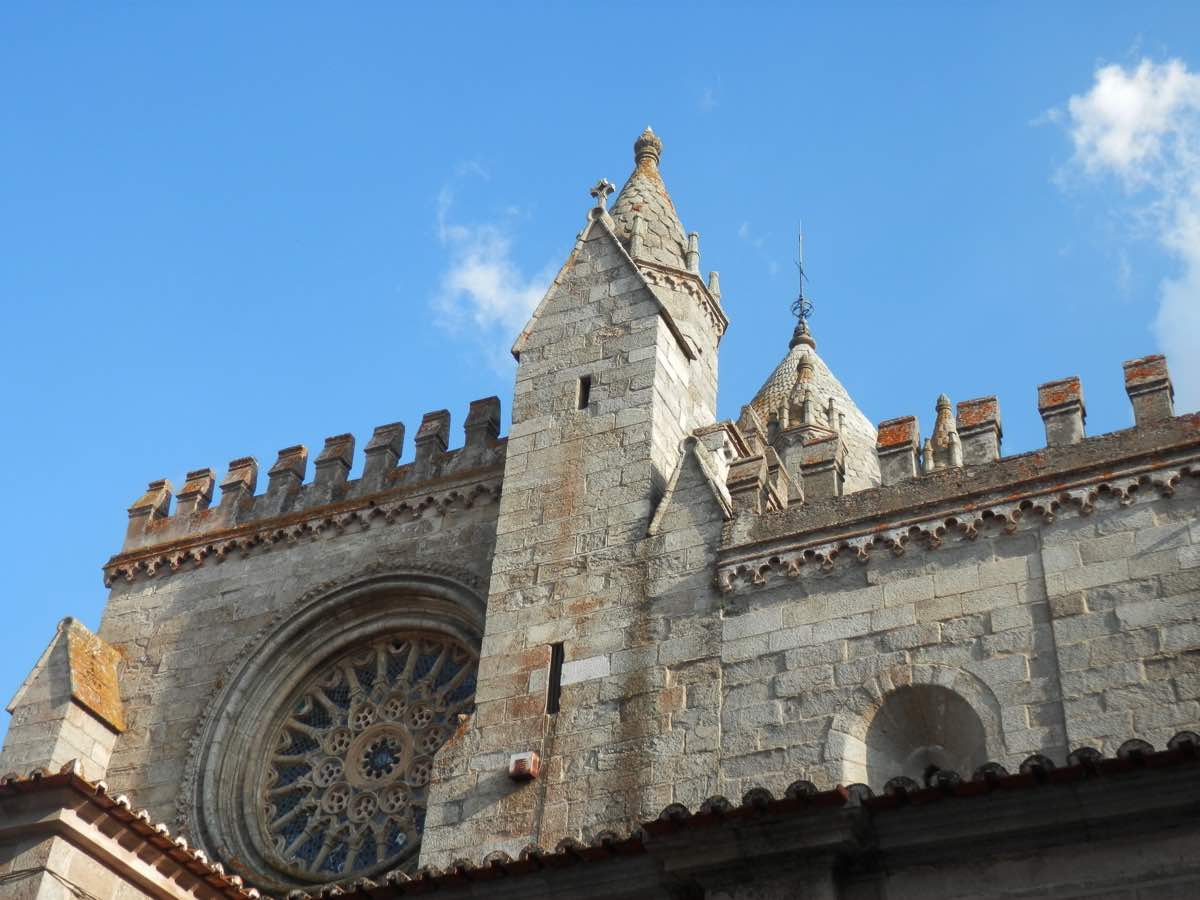 lateral catedral evora portugal