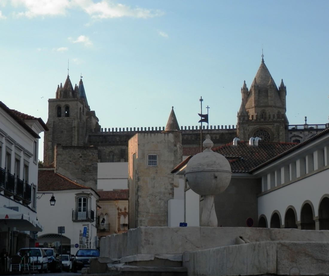 vista de las torres catedral evora portugal