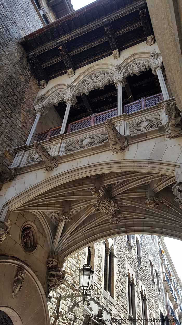 arco gotico calle catedral barcelona